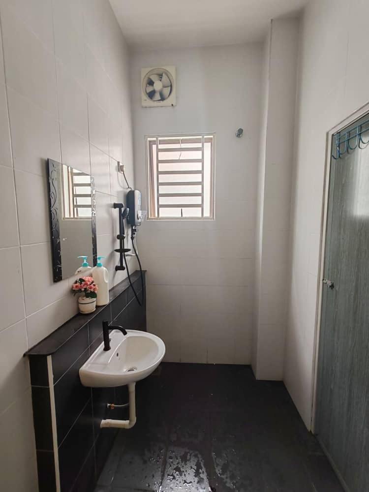Teluk Batik 17Paradisehome Private Pool Karaoke Snooker Bbq 15Pax Lumut Exteriör bild